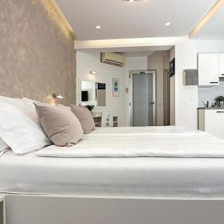 Apartments Lovret Flowers สปลิท ภายนอก รูปภาพ