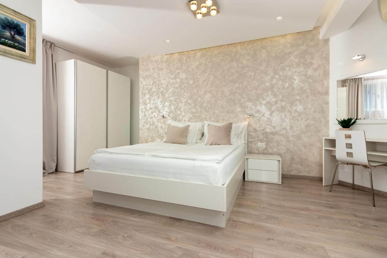 Apartments Lovret Flowers สปลิท ภายนอก รูปภาพ