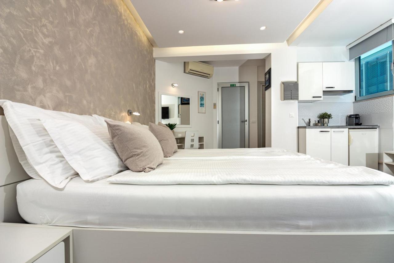 Apartments Lovret Flowers สปลิท ภายนอก รูปภาพ
