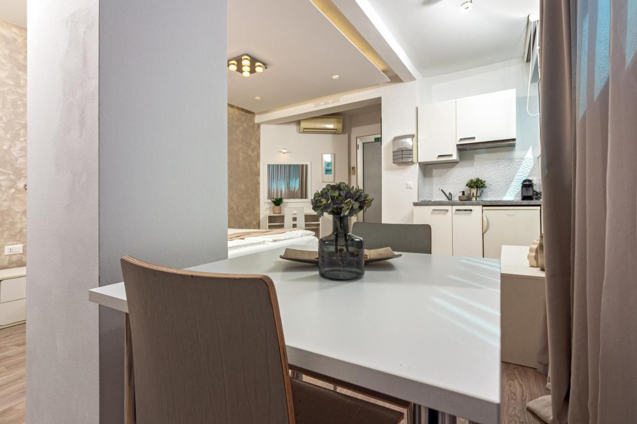 Apartments Lovret Flowers สปลิท ภายนอก รูปภาพ