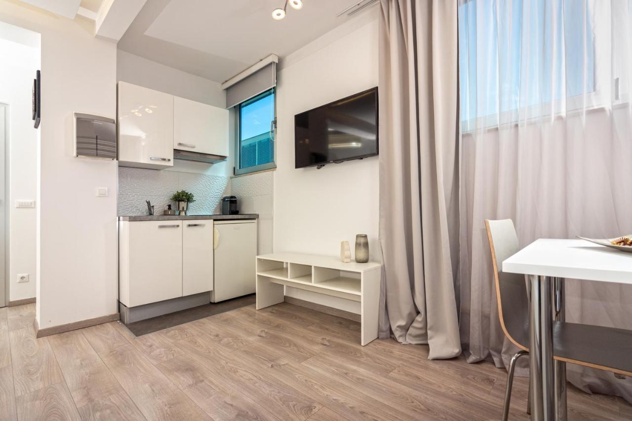 Apartments Lovret Flowers สปลิท ภายนอก รูปภาพ