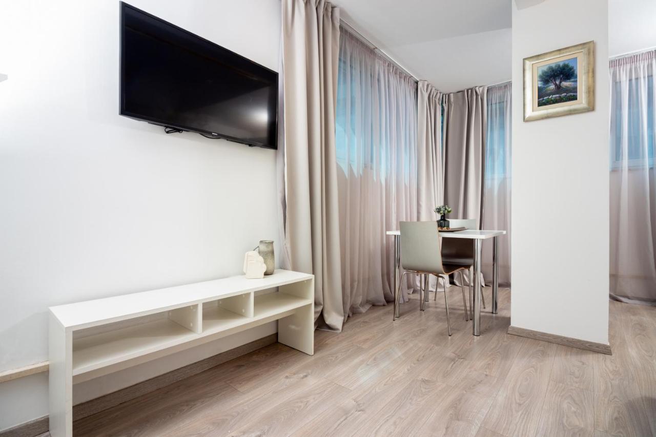 Apartments Lovret Flowers สปลิท ภายนอก รูปภาพ