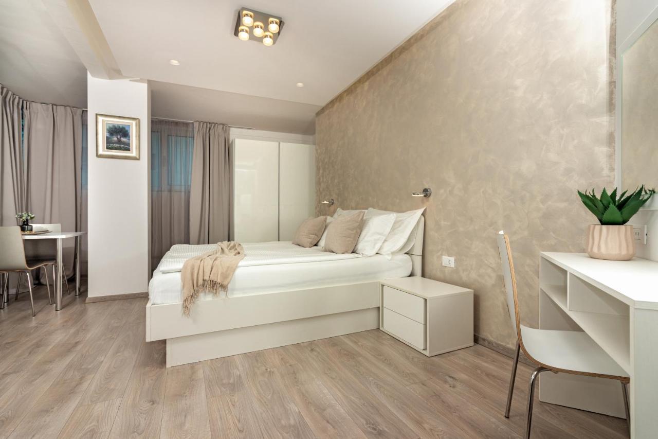 Apartments Lovret Flowers สปลิท ภายนอก รูปภาพ