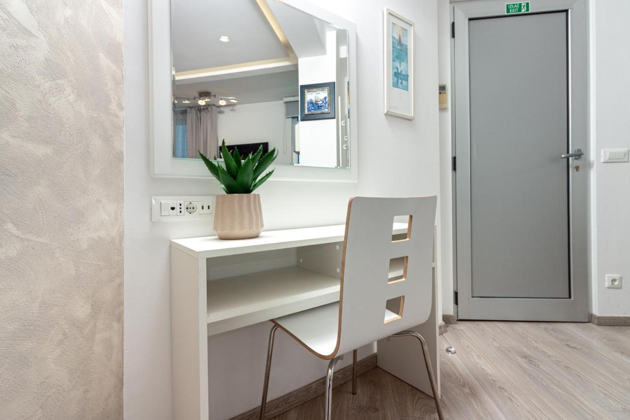 Apartments Lovret Flowers สปลิท ภายนอก รูปภาพ