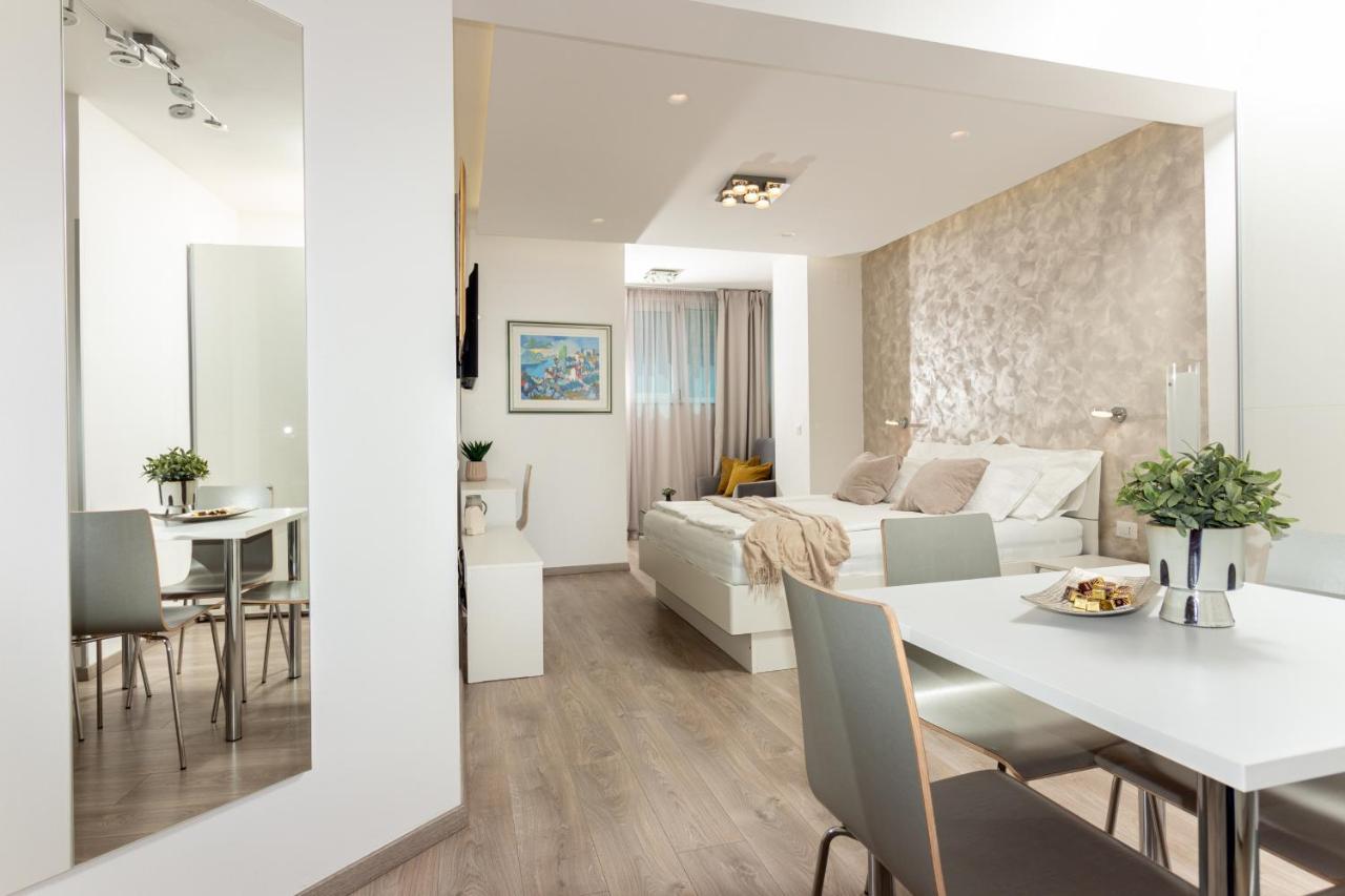 Apartments Lovret Flowers สปลิท ภายนอก รูปภาพ