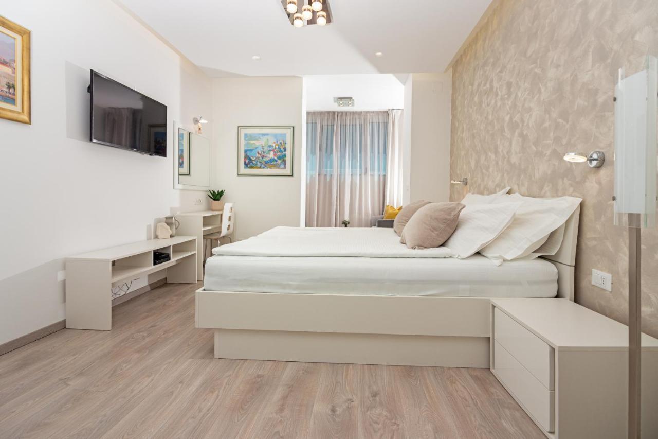 Apartments Lovret Flowers สปลิท ภายนอก รูปภาพ