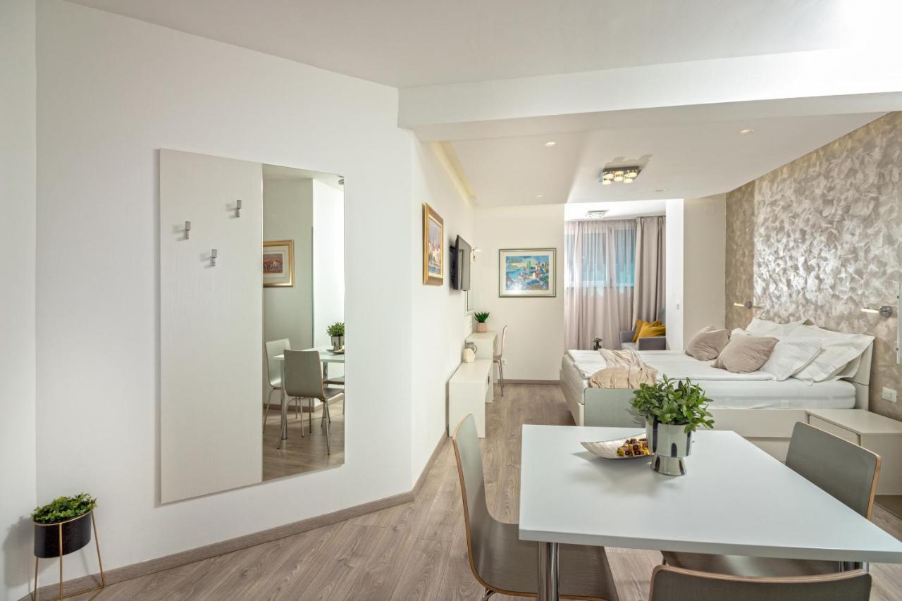 Apartments Lovret Flowers สปลิท ภายนอก รูปภาพ