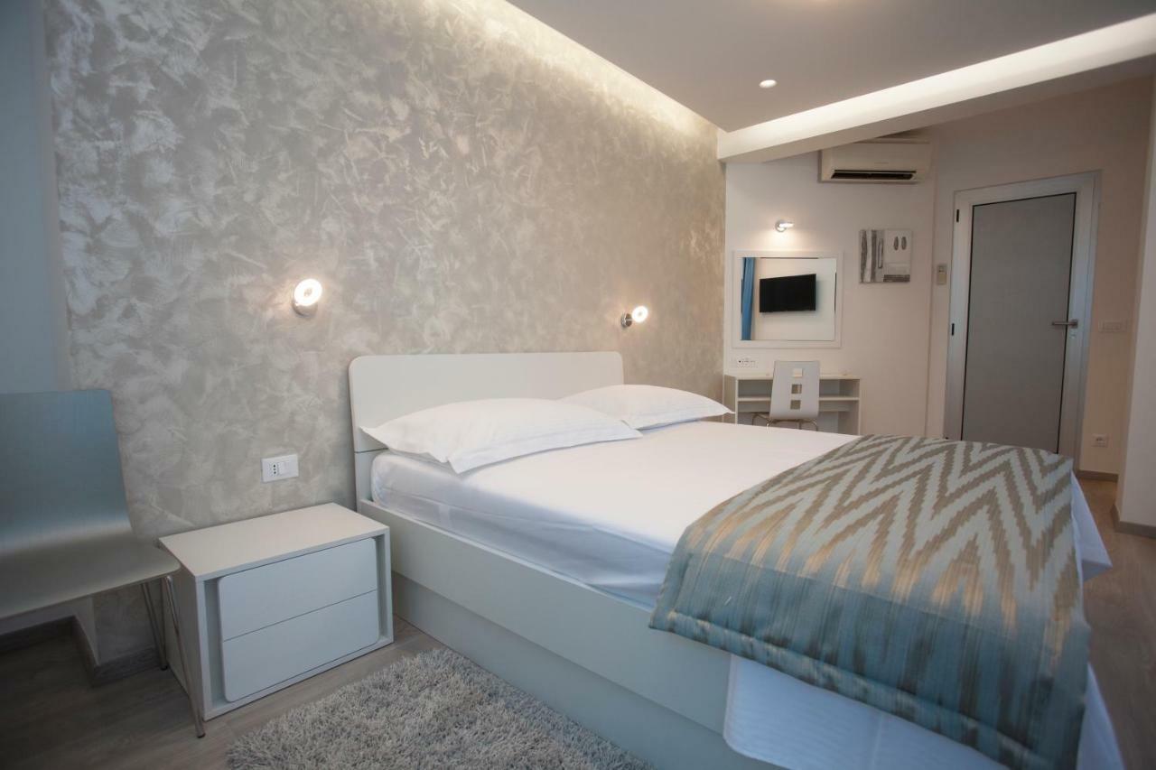 Apartments Lovret Flowers สปลิท ภายนอก รูปภาพ