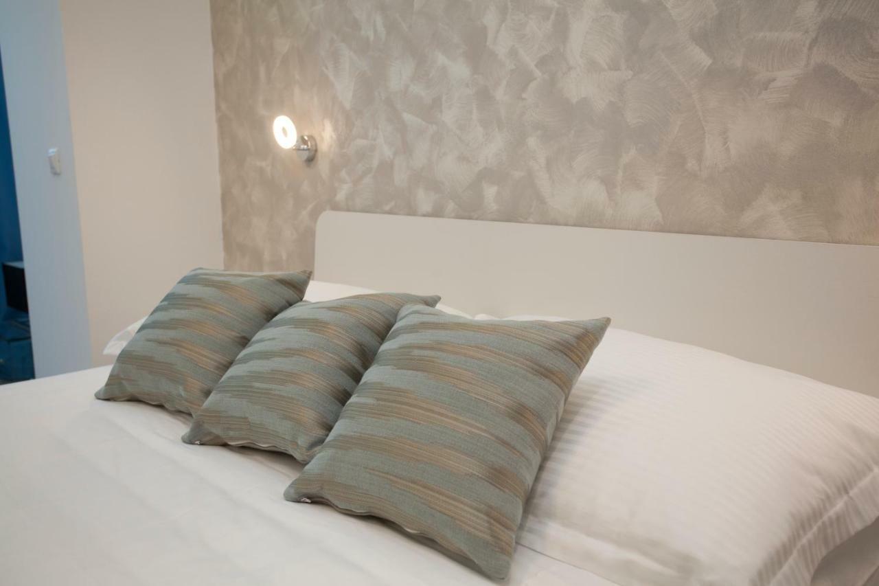 Apartments Lovret Flowers สปลิท ภายนอก รูปภาพ