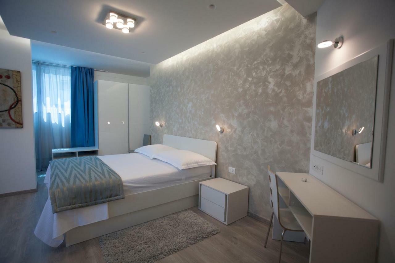 Apartments Lovret Flowers สปลิท ภายนอก รูปภาพ