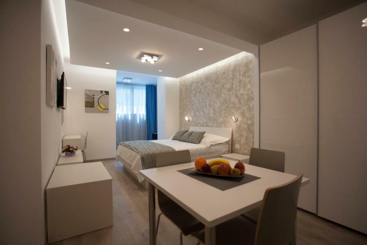 Apartments Lovret Flowers สปลิท ภายนอก รูปภาพ