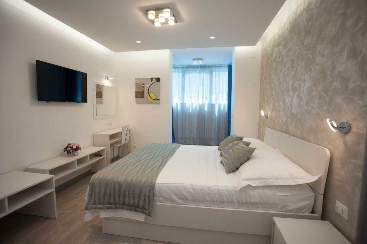 Apartments Lovret Flowers สปลิท ภายนอก รูปภาพ