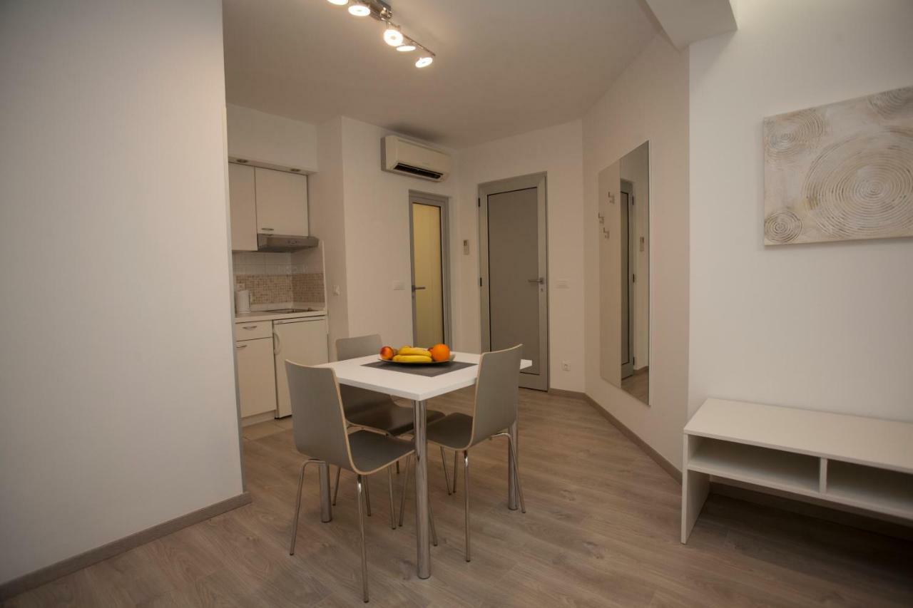 Apartments Lovret Flowers สปลิท ภายนอก รูปภาพ
