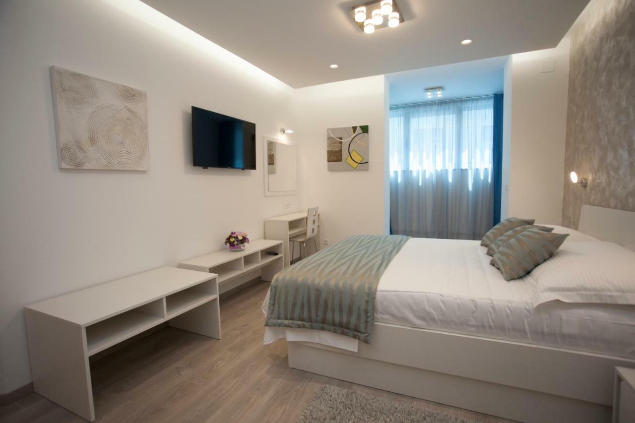 Apartments Lovret Flowers สปลิท ภายนอก รูปภาพ