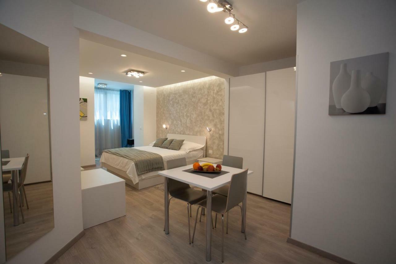 Apartments Lovret Flowers สปลิท ภายนอก รูปภาพ