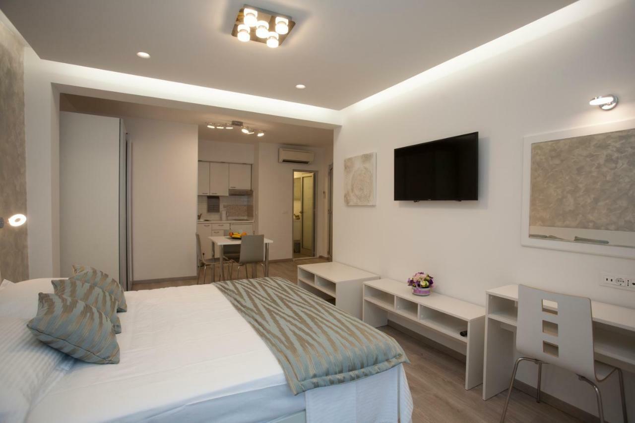 Apartments Lovret Flowers สปลิท ภายนอก รูปภาพ