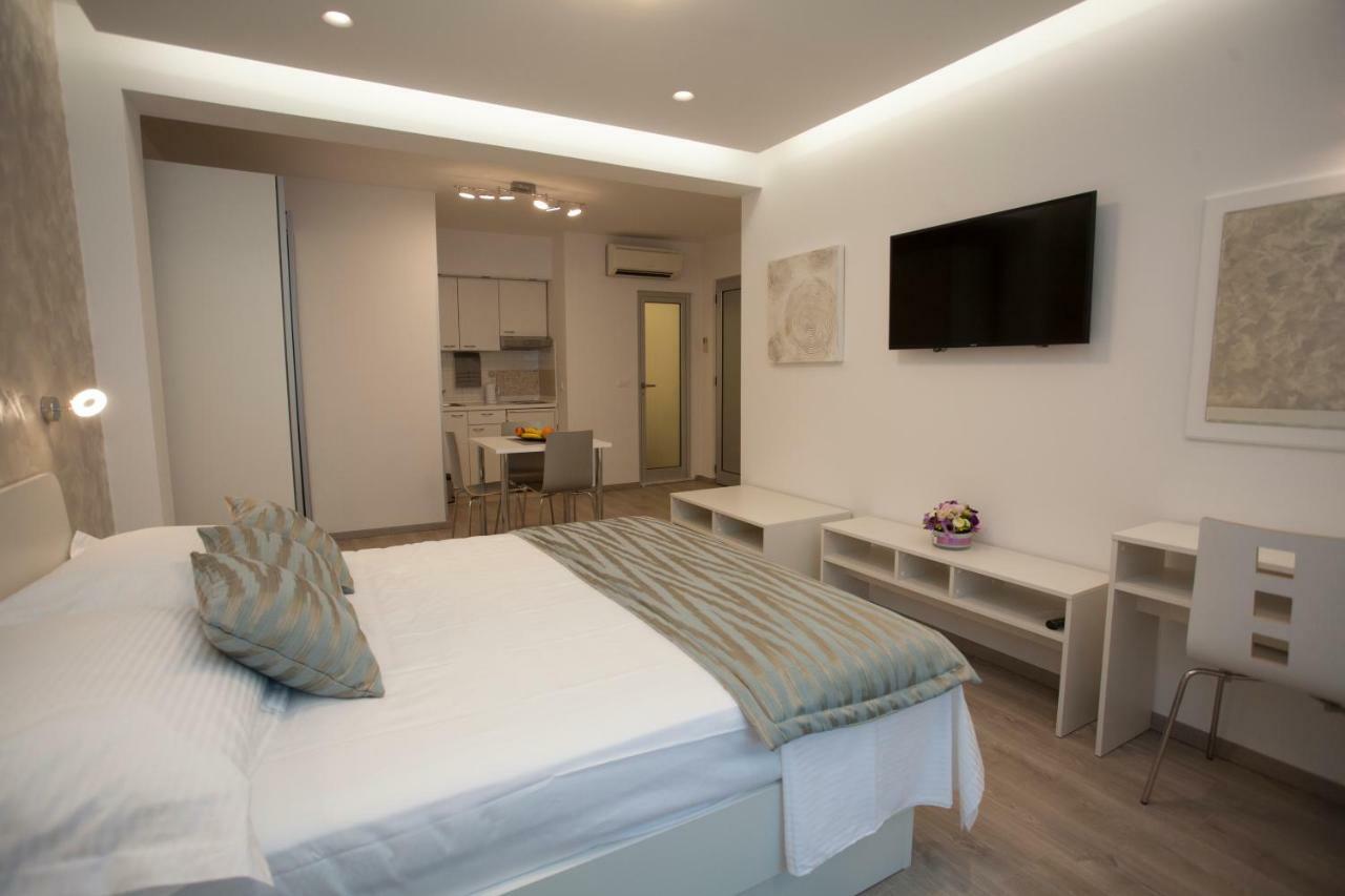 Apartments Lovret Flowers สปลิท ภายนอก รูปภาพ